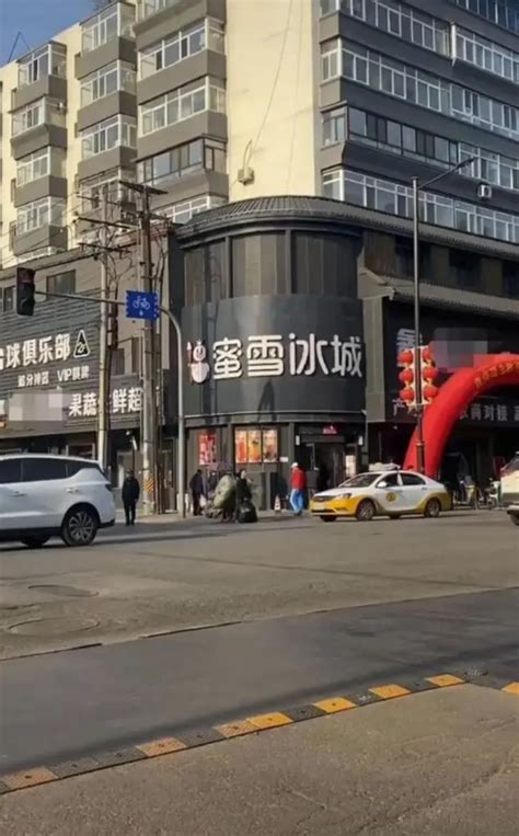 黑底白字招牌|西安多家店铺统一被换黑底白字招牌，网友吐槽不吉利，有关部门。